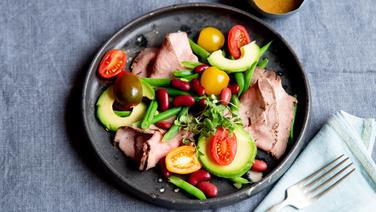 Rindfleischsalat mit Avocado und Bohnen auf einem Teller angerichtet. © NDR Foto: Claudia Timmann