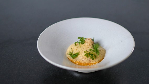 Risotto mit roter Garnele und Krustentier-Schaum auf einem Teller angerichtet. © Joshua Stolz / solisTV 