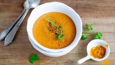 Red lentil soup in a bowl.  © NDR Photo: Claudia Timmann