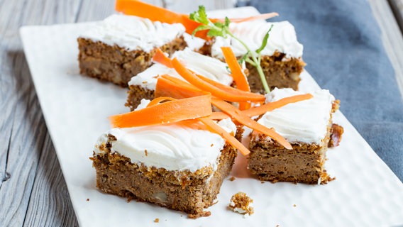 On the table is a plate with pieces of carrot cake.  © NDR Photo: Claudia Timmann