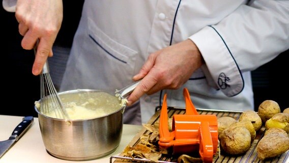 Johann Lafer rührt Kartoffelpüree glatt © NDR Foto: Claudia Timmann