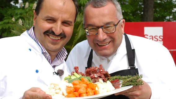 Immer frische Zutaten: Fernsehkoch Johann Lafer (l.) mit Rainer Sass. © NDR/dmfilm 