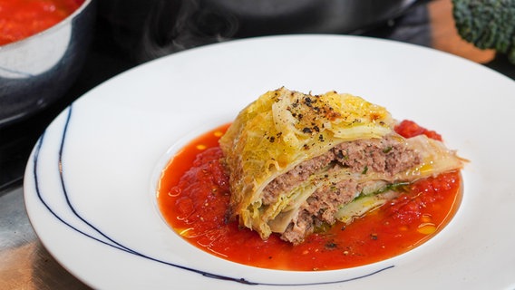 Schichtkohl mit Tomatensoße auf einem Teller angerichtet. © NDR Foto: Florian Kruck