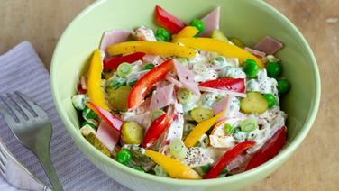 Eine Schüssel mit Schinkensalat auf dem Tisch. © NDR Foto: Claudia Timmann