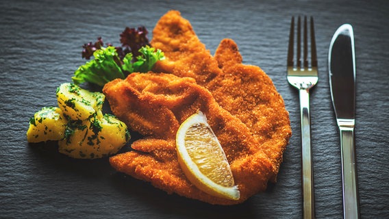 Ein Wiener Schnitzel auf einem Teller serviert. © fotolia.com Foto: defpics