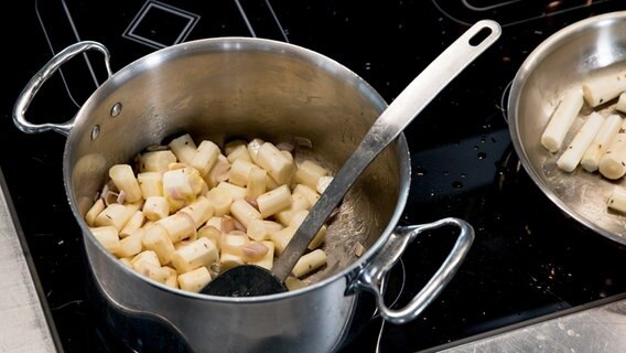 Eine Suppe aus Schwarzwurzeln kochen | NDR.de - Ratgeber - Kochen ...