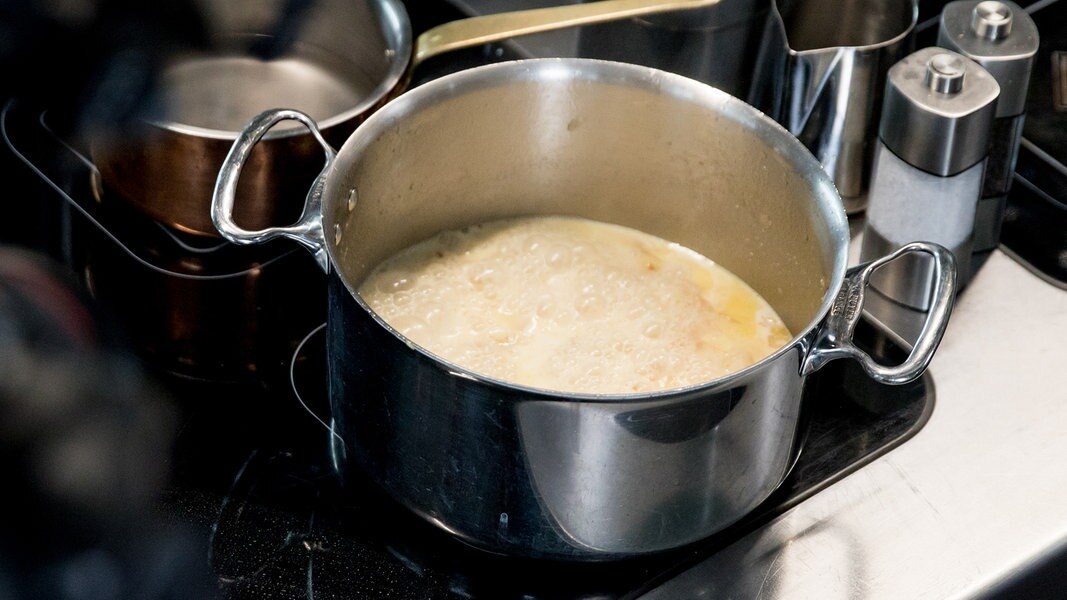Eine Suppe aus Schwarzwurzeln kochen | NDR.de - Ratgeber - Kochen ...
