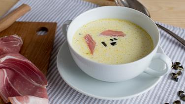 Celery cream soup with ham and pumpkin seeds is on the table.  © NDR Photo: Claudia Timmann