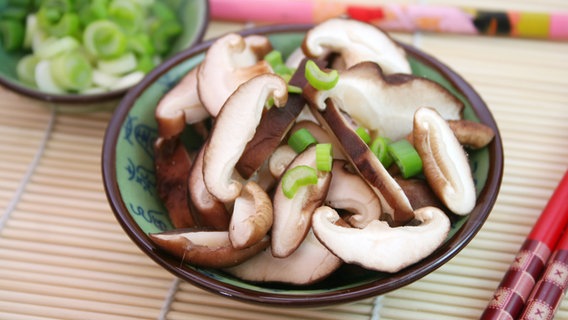 Shiitake-Pilze in einer asiatischen Schale © Fotolia.com Foto: Yvonne Bogdanski