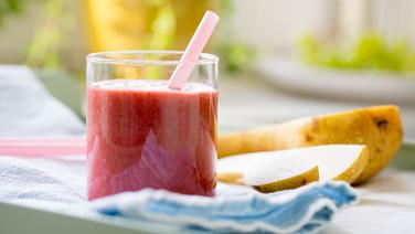 Smoothie mit Spinat, Erbeeren und Birne in einem Glas. © NDR Foto: Claudia Timmann