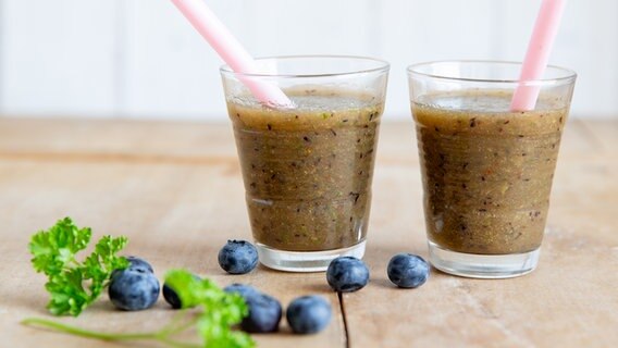 Zwei Smoothies mit Heidelbeeren und Löwenzahn stehen auf dem Tisch. © NDR Foto: Claudia Timmann