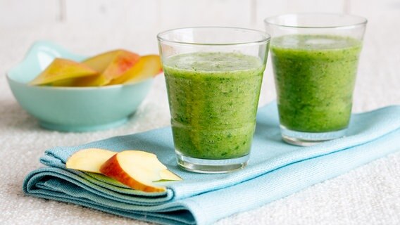 Zwei grüne Smoothies mit Mango und Löwenzahn. © NDR Foto: Claudia Timmann