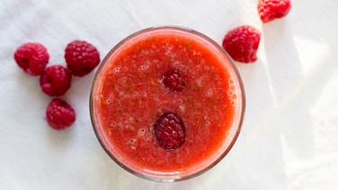Smoothie mit roten Früchten in einem Glas. © NDR Foto: Claudia Timmann