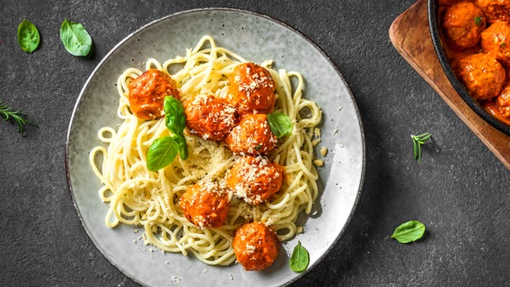 Spaghetti mit Fleischklößchen auf einem Teller angerichtet. © Colourbox 