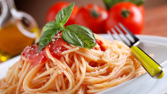 Spaghetti mit Tomatensoße auf einem Teller serviert. © Fotolia/al62 