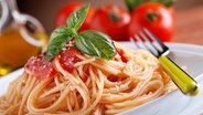 Spaghetti mit Tomatensoße auf einem Teller serviert. © Fotolia/al62 