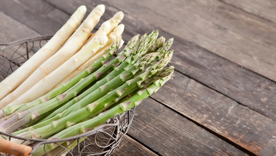 Weißer und grüner Spargel in einem Metallkorb © Colourbox Foto: Pflügler Fotografie