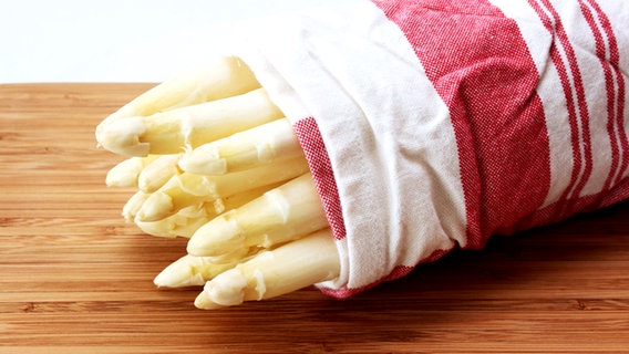 A bunch of white asparagus wrapped in a towel © Fotolia.com Photo: blende40