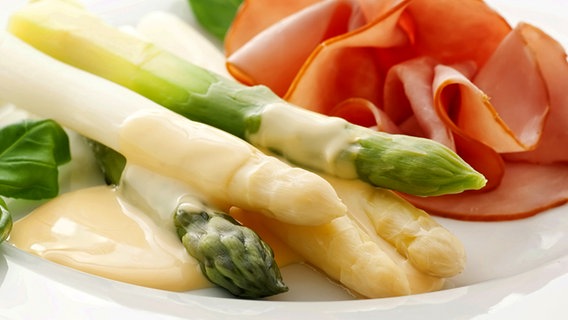 Spagel mit Schinken und Sauce Hollandaise © Fotolia.com Foto: HLPhoto