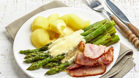 Green asparagus served on a plate with hollandaise, potatoes and ham.  © colourbox photo: -