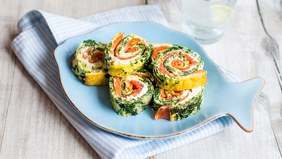 Spinach and salmon slices lie on a plate.  © NDR Photo: Claudia Timmann