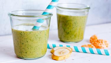 Spinat-Smoothie mit Mandelmus in zwei Gläsern auf einem Tisch. © NDR Foto: Claudia Timmann