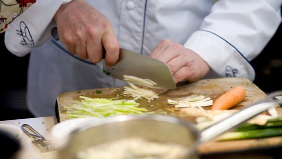 Lafer schneidet das Gemüse für die Suppe in schmale Streifen © NDR Foto: Claudia Timmann