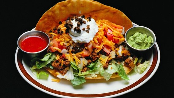 Taco mit Hack-Salat-Füllung, Guacamole und Chilidip © PhotoDisc 