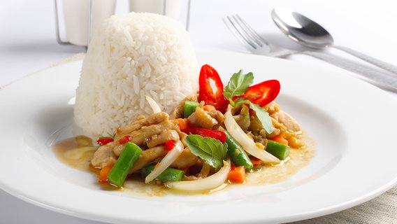 Thaicurry mit Reis auf einem Teller serviert. © Fotolia Foto: maya131