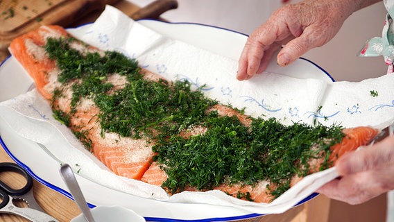 Lachs belegt mit Dill. © NDR Foto: Claudia Timmann