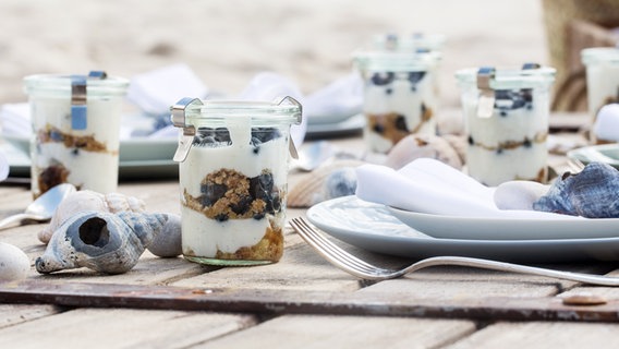 Einweckgläser mit Blaubeer-Joghurt-Tiramisu stehen auf einem Tisch. © NDR Foto: Claudia Timmann