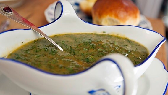 Dill-Senfsoße in einer Sauciere. © NDR Foto: Claudia Timmann