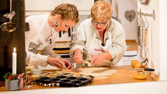 Jägerin Ulrike Grote und Köchin Theresa Baumgärtner bereiten Teig für eine Wildpastete zu. © NDR Foto: Claudia Timmann