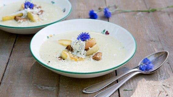 Kartoffelsuppe mit karamellisierten Apfelspalten. © NDR Foto: Claudia Timmann