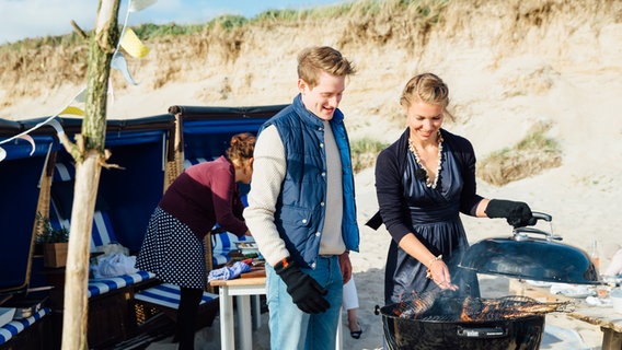 Foodbloggerin Theresa Baumgärtner und Freunde am Strand. © NDR Foto: Claudia Timmann