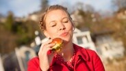 Theresa Baumgärtner isst ein Lachs-Brioche. © NDR Foto: Claudia Timmann
