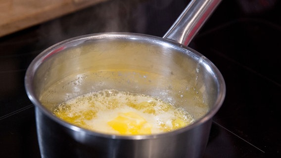 Butter schmilzt in einem Topf. © NDR Foto: Claudia Timmann