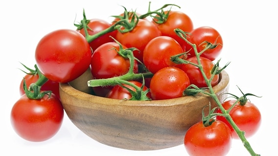 Strauch-Tomaten am Stiel in einer Holzschale. © fotolia Foto: ganko