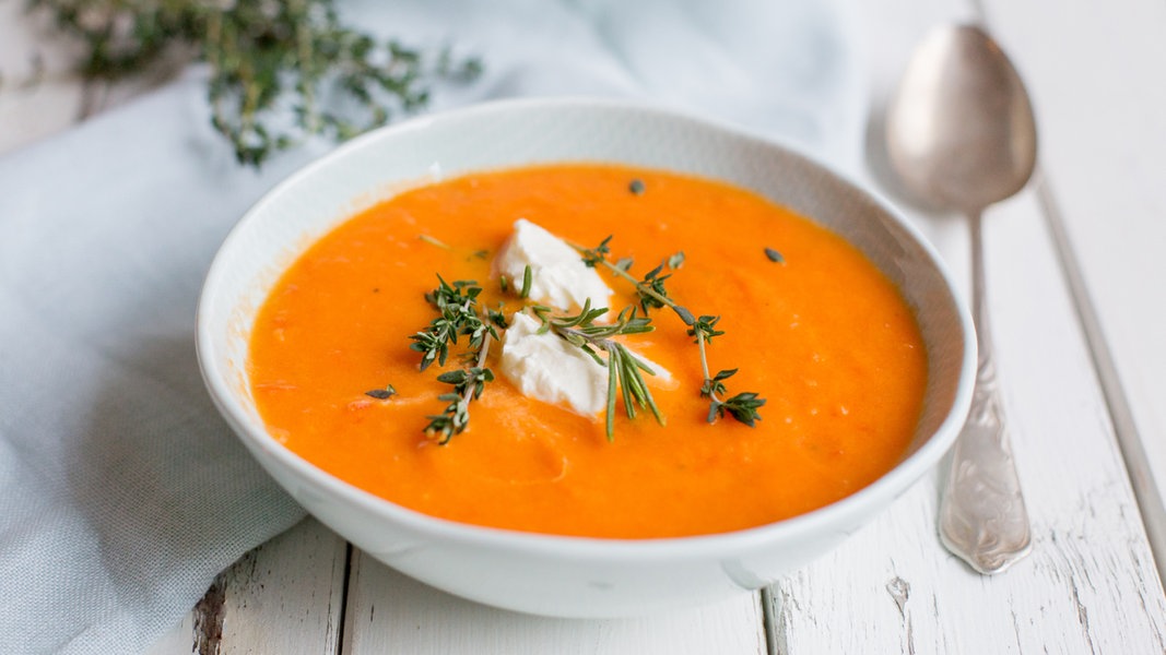 Tomatensuppe aus frischen Tomaten | NDR.de - Ratgeber - Kochen - Rezepte