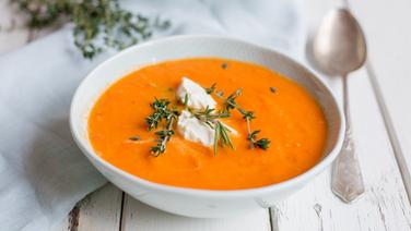 Eine kleine Schale Tomatensuppe steht auf einem Tisch. © NDR Foto: Claudia Timmann