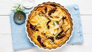 A tomato and onion quiche on a table.  © NDR Photo: Claudia Timmann