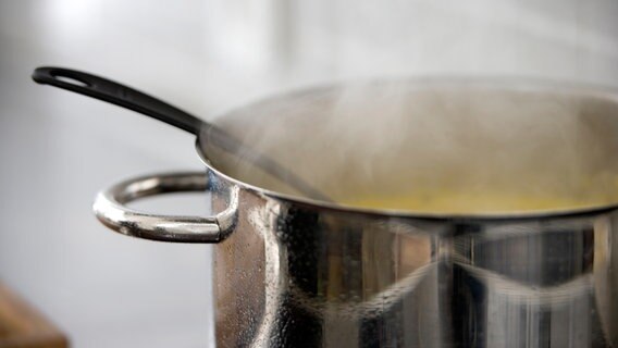 Ein Topf mit kochender Suppe © colourbox Foto: -