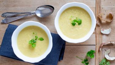 Zwei Schüsselchen mit Topinambursuppe stehen auf einem Tisch. © NDR Foto: Claudia Timmann