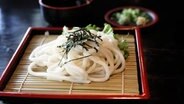 Udon-Nudeln auf einer Platte serviert. © colourbox Foto: Piyato