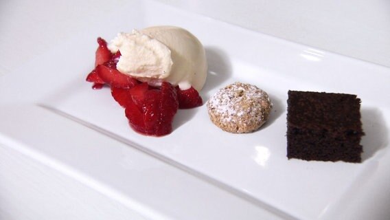 Vanilleeis mit Erdbeeren, Keks und Kuchen © MEV-Verlag 