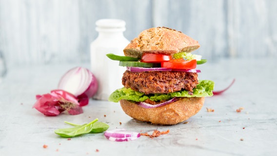 Ein Veggie-Burger steht auf einer Küchenarbeitsfläche. © NDR Foto: Claudia Timmann