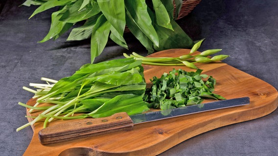 Fresh wild garlic lies on a cutting board.  © Colourbox Photo: -