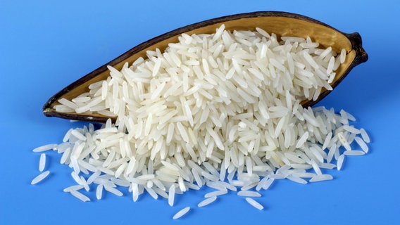 Eine längliche Schale mit Basmati-Reis. © imago/ARCO IMAGES 