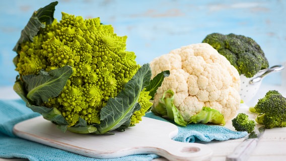 Romanesco (l.) und Blumenkohl © fotolia.com Foto: sarsmis