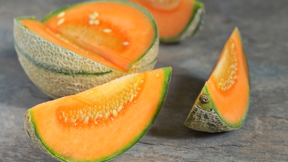 Eine aufgeschnittene Cantaloupe-Melone © imago images/Shotshop 